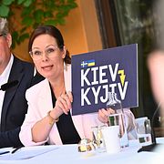 Gunnar Strömmer (M), justitieminister och Maria Malmer Stenergard (M), utrikesminister, när regeringen håller sommarfika. 