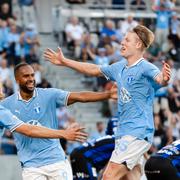 Malmö FF:s Sebastian Nanasi , Isaac Kiese Thelin och Nils Zätterström jublar efter det avgörande 4–3-målet.