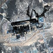 Satellitbilder som visar skador efter attacken mot oljeledningen i Saudiarabien.