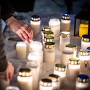 En ljusmanifestation efter julhelgernas mord i Rönninge och Boden.