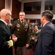 USA:s cyberchef Joshua Rudd (i mitten) samtalar med amiral Frank Bradley, chef för USA:s specialoperationskommando, inför en utfrågning i senatens försvarsutskott i Washington, arkivbild.