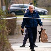 Polisens tekniker arbetar på platsen.