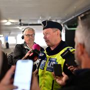 Polisens presstalesperson Thomas Fuxborg kommenterar mordet på plats vid Selma Lagerlöfs torg i Göteborg efter att en man i 25-årsåldern sköts  till döds under tisdagskvällen i ett parkeringsgarage.