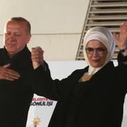 Recep Tayyip Erdogan och hans fru Emine efter lokalvalet.