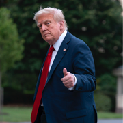 Arkivbild på Donald Trump samt en rättegångsteckning föreställande Ghislaine Maxwell.