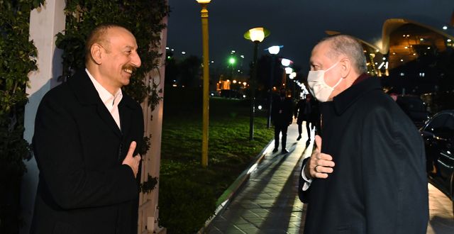 lham Alijev och Recep Tayyip Erdogan innan en privat middag i Baku. TT NYHETSBYRÅN
