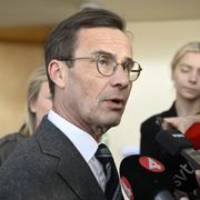 Statsminister Ulf Kristersson (M) möter pressen på tisdagen.