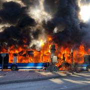 Bussen fattade eld efter explosionen. 