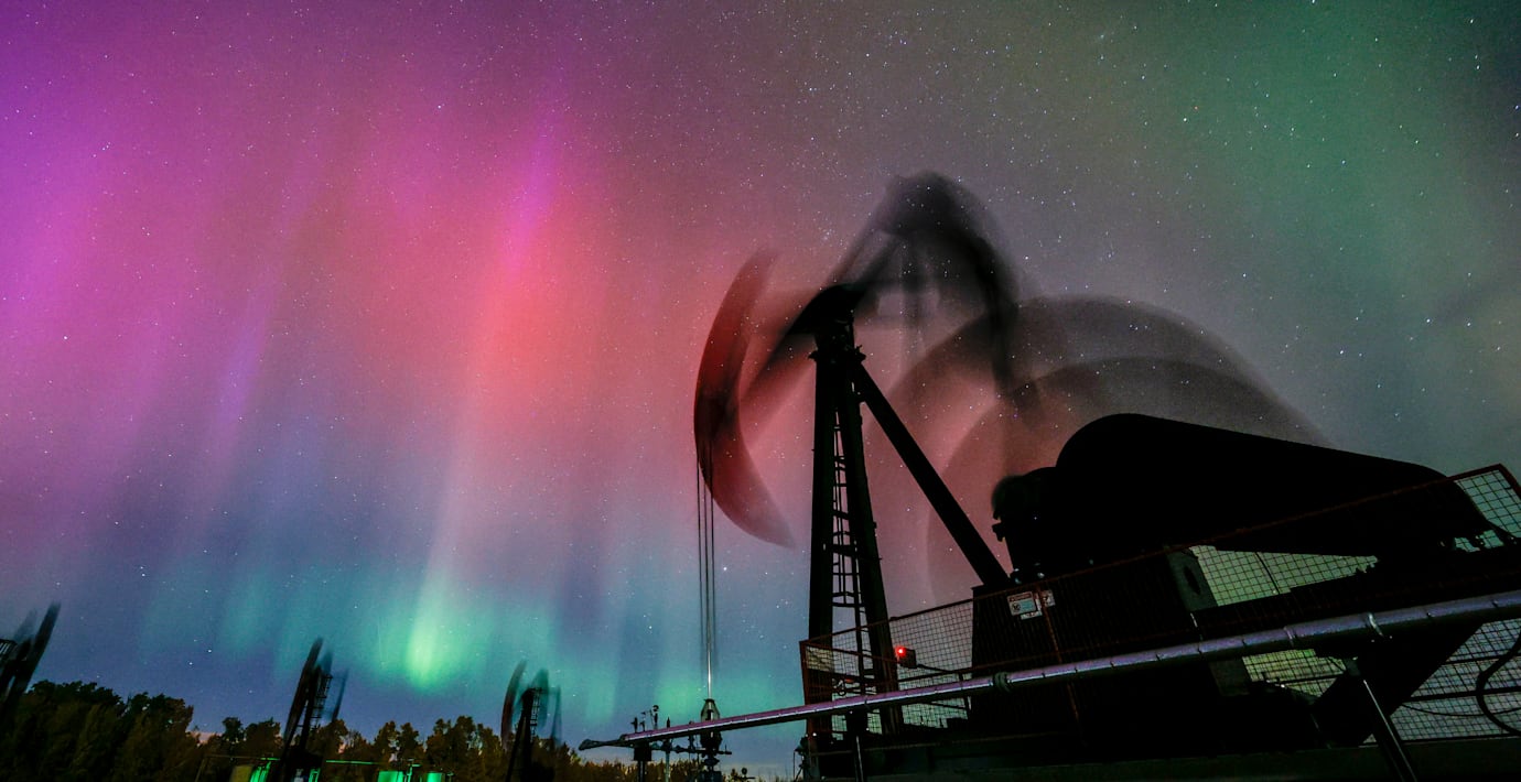 Norrsken lyser upp över oljepumpar nära Cremona i kanadensiska Alberta.