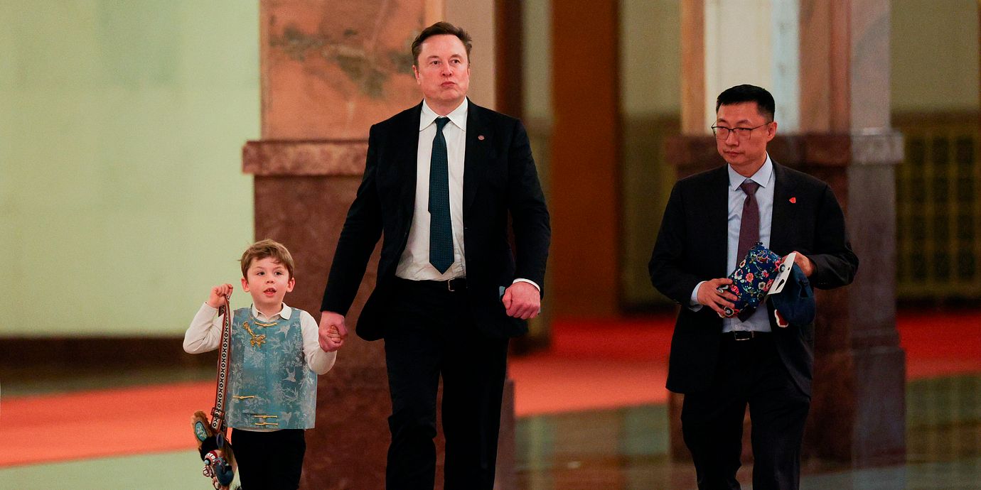 Techmiljardären Elon Musk med sonen X Æ A-Xii under Donald Trumps Kinabesök.