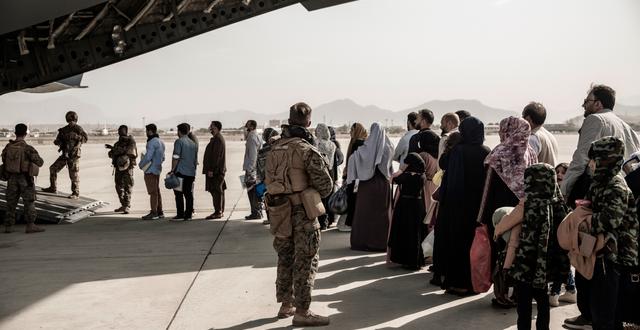Evakuerade personer väntar på att gå ombord på ett amerikanskt plan i Kabul. Staff Sgt. Victor Mancilla / TT NYHETSBYRÅN