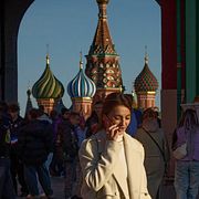 Kvinna i Moskva, 30 mars. Enligt regimkritiska Moscow Times har andelen sökningar på hur man ska kunna lämna Ryssland ökat.