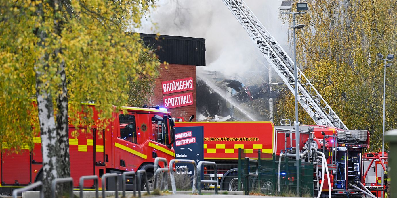 Räddningstjänst på plats vid Broängens sporthall i Tumba den 29 oktober 2026.