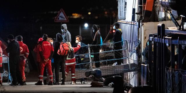 Vissa migranter tilläts gå i land.  Salvatore Cavalli / AP