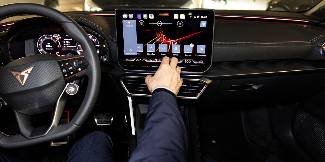 CUPRA erbjuder även egen expertis genom sina så kallade CUPRA Masters och showroom-konceptet CUPRA Garage. Det är ett modernt och inspirerande bilhallskoncept där långsiktiga kundrelationer står i centrum och där teamet, bestående av CUPRA Master och CUPRA Expert, guidar kunden genom hela kundresan. 