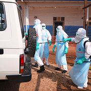 Sjukvårdare städar ur en ambulans där en ebolapatient legat.