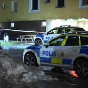 Polis på plats efter måndagens dödsskjutning i Alby.