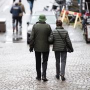 Pensionärer promenerar i Stockholm. 