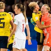 Hedvig Lindahl jublar medan Janine Beckie deppar.