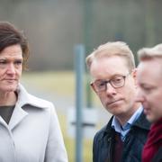 Moderaternas partiledare Anna Kinberg Batra, Tobias Billström och Torbjörn Tegnhammar, oppositionsråd i Malmö, besöker polisen i Rosengård i utkanten av Malmö.