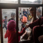 Barn köper bröd i Kabul, 17 november.