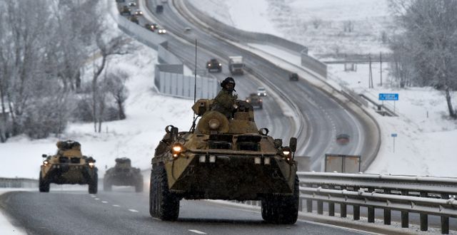 Ryska trupper på Krim nära Ukrainas gräns i tisdags. AP