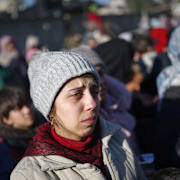 Människor evakueras ur Sheikh Maqsoud på lördagen. 