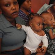 Kvinnor och barn på en vaccinationsklinik i Nigeria, 2024.