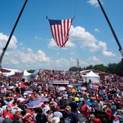 Åhörare väntar på Trump inför hans kampanjevenemang i Butler, Pennsylvania den 13 juli 2024. 