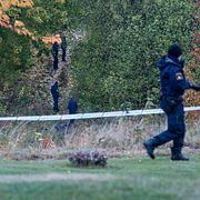 Polisens avspärrningar vid platsen i Kaxholmen där en kropp hittades.