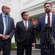 Vicepresident JD Vance, representanthusets talman Mike Johnson och budgetkontorets chef Russell Vought efter samtalen med Demokraterna i Vita huset sent i går.