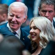 Joe Biden tog selfies med publiken i samband med sitt tal på Ulsters universitet i Belfast.