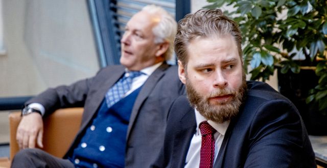 Henrik Evertsson med sin advokat Johan Eriksson. ADAM IHSE / TT