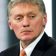 Dimitij Peskov och ryska utredare utanför kaféet. 