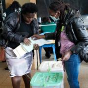 En kvinna besöker en skola i Nairobi för att lägga sin röst.