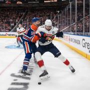 Florida Panthers Niko Mikkola och Edmonton Oilers Zach Hyman. 