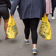 Människor med plastpåsar.
