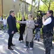 Justitieminister Gunnar Strömmer (M) möter media i Stockholmsförorten Rågsved.