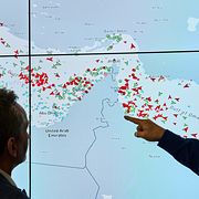 Två män studerar en karta över fartygstrafiken kring Hormuzsundet utanför Iran på torsdagen.
