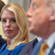 USA:s justitieminister Pam Bondi och presidenten Donald Trump.