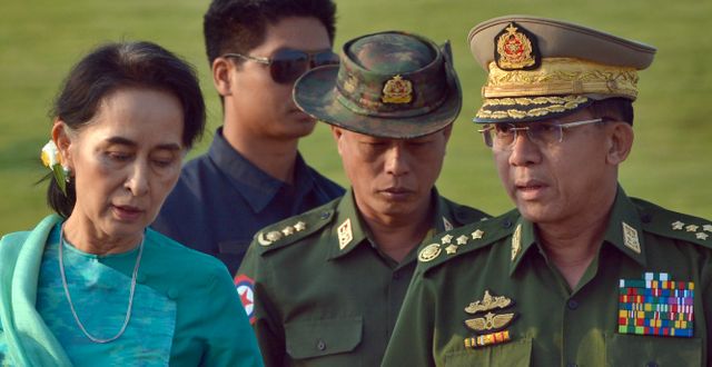 Aung San Suu Kyi med juntaledaren Min Aung Hlain, 2016. Aung Shine Oo / TT NYHETSBYRÅN