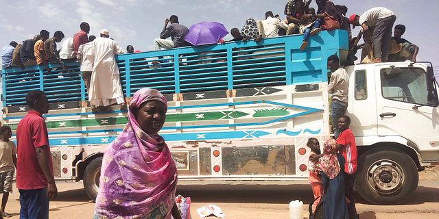 Människor lämnar Sudans huvudstad Khartum, juni  AP