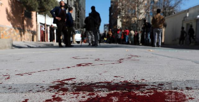 Blod på gatan efter en attack i Kabul i januari. Rahmat Gul / TT NYHETSBYRÅN