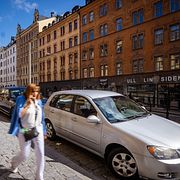 En kvinna talar i telefon på Hornsgatan i Stockholm. Illustrationsbild.