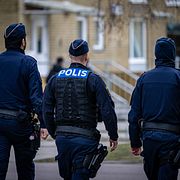 Polisen patrullerar området kring brottsplatsen dagen efter.