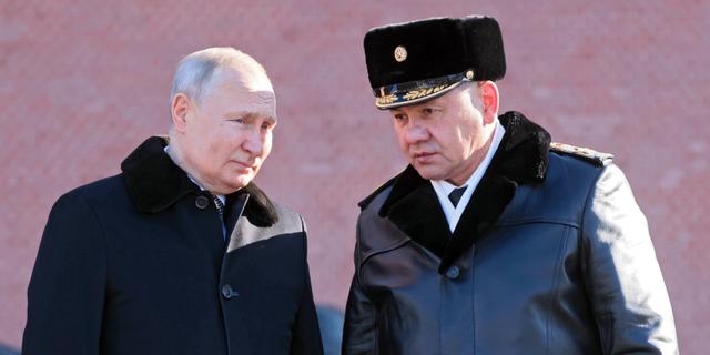 Vladimir Putin och försvarsministern Sergej Sjojgu. Mikhail Metzel / AP