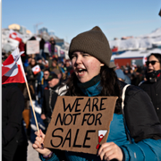 Protester utanför USA:s konsulat i Nuuk. 