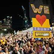 Människor har samlats på Gisslantorget i Tel Aviv för att fira avtalet. 