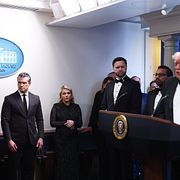 USA:s utrikesminister Marco Rubio, försvarsminister Pete Hegseth, presstalesperson Karoline Leavitt, vicepresident JD Vance, FBI-chef Kash Patel och Donald Trump under nattens pressträff.