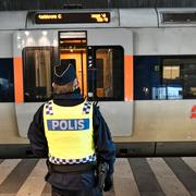 Polis vid gränskontrollen vid Hyllie tågstation, 2017.